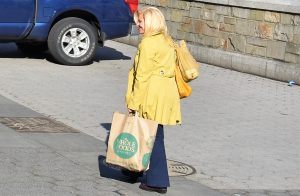 Real New Yorkers shopping in Manhattan
