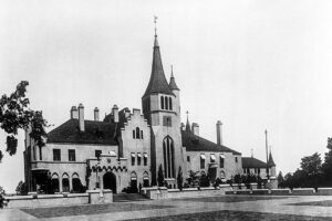 Historic photograph of Beacon Towers mansion in Sands Point, Long Island, in 1922, showing its Gothic towers and grand entrance.