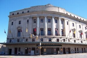 istoric Eastman Theatre in downtown Rochester, New York, featuring its grand entrance, columns, and classical architecture.